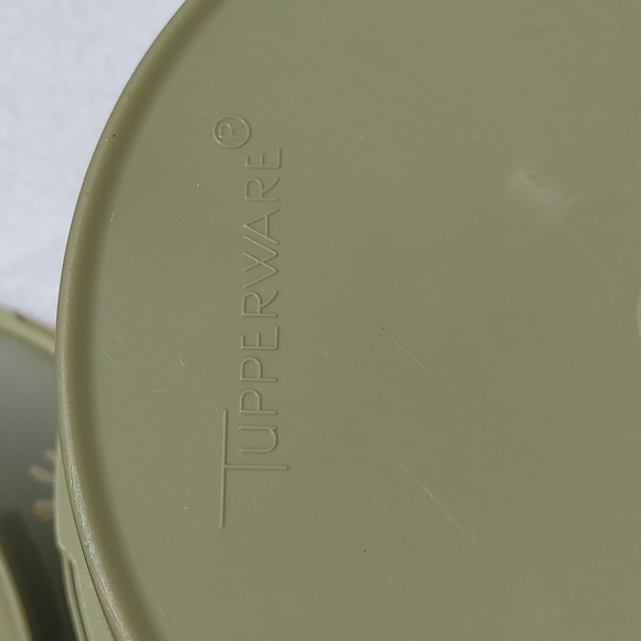 Tupperware Vintage Set of 2 Apple Green Round 8 in Canisters - Picture 4 of 5